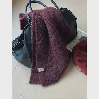 «Побалуйте себя нашим мягким шерстяным шарфом смешанных цветов — уютным, плюшевым аксессуаром, который идеально подходит для тепла осенью и зимой». глубокий/фиолетовый