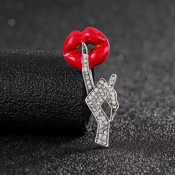 Почувствуйте капающую масляную красную брошь в виде помады Ins Design Sense Creative Personality Simple Diamond-Inkrupped Sweeper Corsage Accessories Alloy