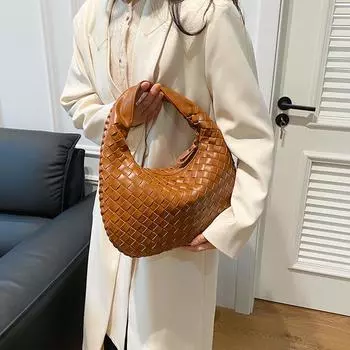 Почувствуйте ручную тканую сумку большой емкости сумка через подмышку 2024 новая сумка-перегиб модная трендовая сумка сумка прилив чёрный