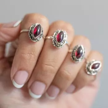 ПОДАРКИ ДЛЯ МАМЫ • Мамин составной перстень • Изящное именное кольцо из стерлингового серебра, серебристо-розовый камень • Подарок бабушке • Free Size (5 Pcs ) красный