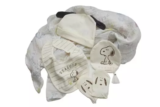 Подарочный набор для малышей Snoopy, нагрудник, варежки, шапочка для новорожденного, шуршащая пеленка, подарочная коробка для малышей, набор из 5 предметов