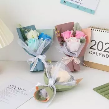 Подарок на День матери Искусственный цветок Рука держит мыльный цветок 3 головки Искусственный букет роз светло-розовый