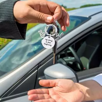 Подарок на выпускной 2025 года, брелок из нержавеющей стали с гравировкой для выпускников колледжей и средних школ, вдохновляющий сувенир для него и ее B