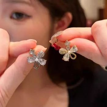 Подчеркните свой стиль с нашими изысканными роскошными серьгами 2025 года в виде лесных цветов. Универсальный, сложный и современный дизайн для уникального темперамента Хаоши. Forest Flower Hooshige Earrings золотой