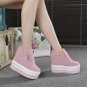 Подчеркните свой стиль с нашими женскими кроссовками на танкетке высотой 11 см.. Эти универсальные белые туфли на платформе сочетают в себе корейский дизайн и непринужденную элегантность.