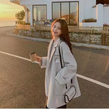 Подчеркните свой стиль с помощью этого свободного пиджака, идеально подходящего для женщин, которые следят за модой. S