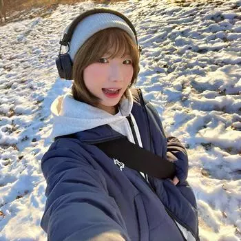 Поддельные две части хлопчатобумажной одежды для женщин 2024 года, новая зимняя свободная студенческая куртка для маленьких мужчин, очень красивая, утолщенная хлопчатобумажная куртка S