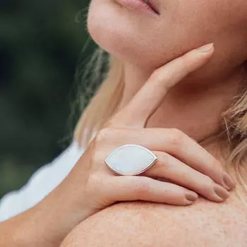 Подлинный чешский лунный камень, необработанный драгоценный камень, чистое серебро 925 пробы, ювелирное изделие ручной работы, эффектное женское кольцо, подарок для нее. белый