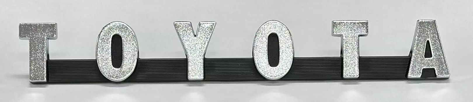 подлинный отечественный подлинный TOYOTA Toyota подлинный Land Cruiser 40 FJ40 BJ40 передняя решетка эмблема Toyota эмблема состаренный износ ремонтные детали покрытый черным серебряный