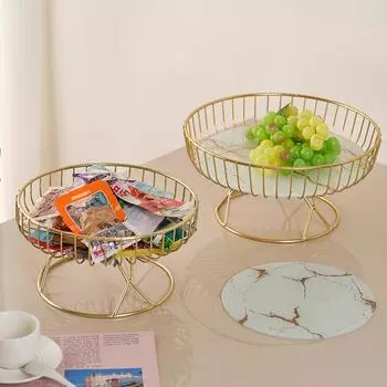 Поднос с фруктами и закусками в скандинавском стиле для празднования весеннего праздника