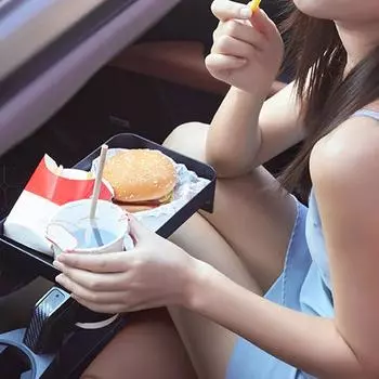 Подставка для стакана Регулируемый автомобильный поднос Слот для телефона Автомобильный столик для еды Вращение на 360 градусов Подстаканники Аксессуары для интерьера