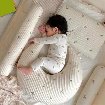 Подушка для младенца с рисунком медведя, милая, практичная, для детской кроватки, износостойкая, с лунным декором Oval