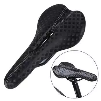 Подушка для верховой езды черного цвета и имеет более текстурированную поверхность, что делает ее комфортной.