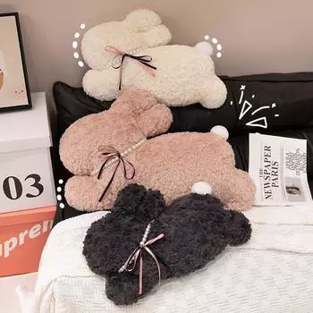 Подушка-кролик, диванная подушка, эркер, девочка, сердечко, плюшевая игрушка, девочка, спящая на кровати, держащая в руках куклу 50cm