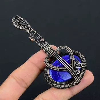 Подвеска-гитара из натурального лазурита, обмотанная вручную медной проволокой 3.1 P6s59