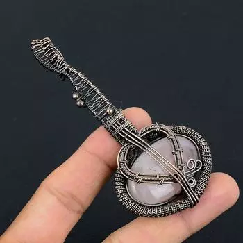 Подвеска-гитара из натурального розового кварца ручной работы с медной проволокой 3.1 Z3c34