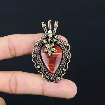 Подвеска из чистой медной проволоки ручной работы с драгоценным камнем из яшмы из красной реки, обернутая свадебными украшениями 2.56 Inches красный