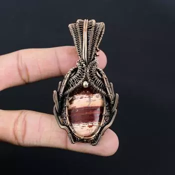 Подвеска из чистой медной проволоки ручной работы с драгоценным камнем из яшмы из красной реки, обернутая свадебными украшениями 3.07 Inches красный