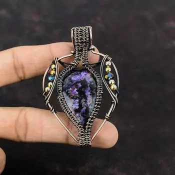 Подвеска из драгоценного камня чароита, медная проволока, кулон, изысканные медные украшения, титановые бусины, кулон, подарок на годовщину, элегантные ювелирные изделия ручной работы