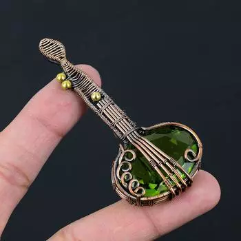 Подвеска из драгоценного камня перидот в форме гитары, ювелирные изделия ручной работы из чистой медной проволоки, обернутые ювелирными изделиями 3.27 Inches зелёный