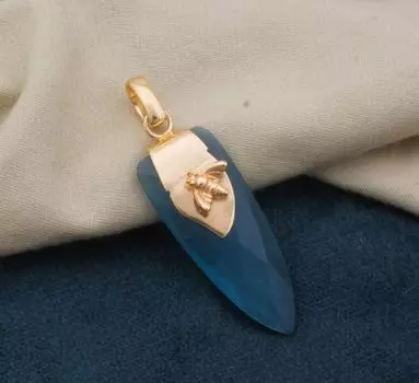 Подвеска из голубого нефрита с апатитовым кинжалом, подвеска с медоносной пчелой из 18-каратного золота, подвеска с камнем, эффектная подвеска из латуни