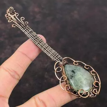 Подвеска из медной проволоки с моховым пренитом, подвеска из драгоценного камня, подвеска из медной проволоки с моховым пренитом, подарок для нее, подвеска в виде гитары, этническая подвеска ручной работы