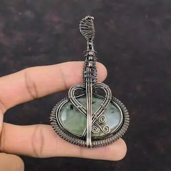 Подвеска из мха и пренита, медная проволока, обернутая драгоценным камнем, подвеска из мха и пренита, медное ювелирное изделие, подарок для мамы, подвеска в виде гитары, изумительная подвеска ручной работы