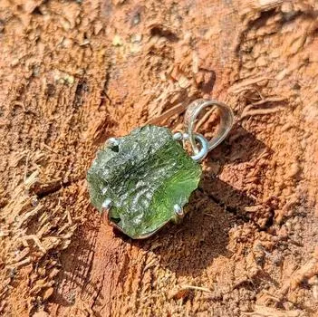 Подвеска из настоящего молдавита - Натуральный необработанный кристалл молдавита - Подарочные украшения - Редкий молдавит - Лечебный кристалл - Подвеска из стерлингового серебра 925 пробы Free Size зелёный