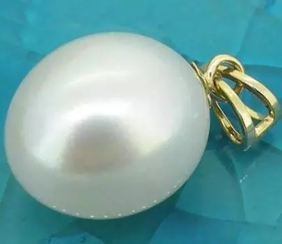 Подвеска из натурального белого жемчуга Южных морей диаметром 10–12 мм.