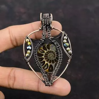 Подвеска из окаменелости аммонита, подвеска из медной проволоки, подвеска ручной работы, подвеска из медной проволоки, ювелирное изделие в подарок для него, бусины из титана, подвеска из драгоценного камня