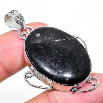 Подвеска из стерлингового серебра 925 пробы с натуральным нууммитом ручной работы 1,97 дюйма v9e89