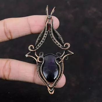 Подвеска из сугилита, обернутая медной проволокой, уникальная подвеска, ювелирное изделие из драгоценного камня сугилита, подвеска ручной работы, обернутая медной проволокой, подарок для мамы