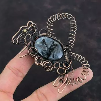 Подвеска Larvikite, медная проволочная обернутая подвеска, подвеска с драгоценным камнем в виде кролика, подвеска ручной работы, дизайнерские медные украшения, элегантная подвеска, подарки для нее