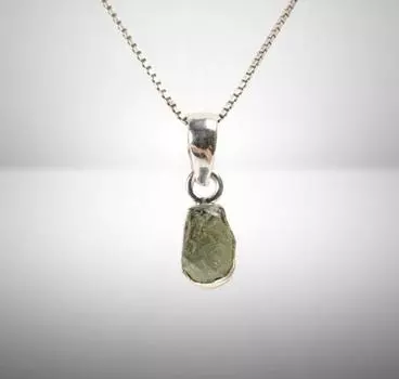 Подвеска ручной работы из цельного серебра 925 пробы с драгоценным камнем молдавит, эффектный женский кулон, подарок для нее. зелёный