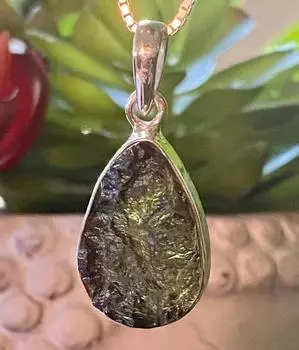 Подвеска ручной работы из цельного серебра 925 пробы с драгоценным камнем молдавит, эффектное женское кольцо, подарок для нее. зелёный