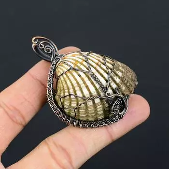 Подвеска ручной работы из медной проволоки из натуральной титановой ракушки и драгоценного камня длиной 2,36 дюйма u5I92