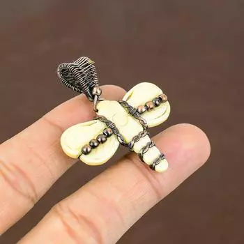 Подвеска ручной работы из медной проволоки с резьбой по кости из натуральной медоносной пчелы, 1,97 дюйма, W3P18