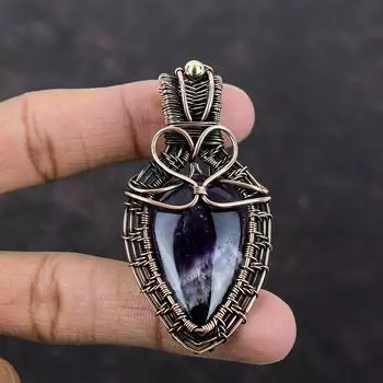 Подвеска с аметистом в виде шеврона, подвеска из медной проволоки, подвеска с драгоценным камнем, ювелирное изделие ручной работы в виде проволоки, изящная подвеска в подарок для нее, ювелирные изделия из меди