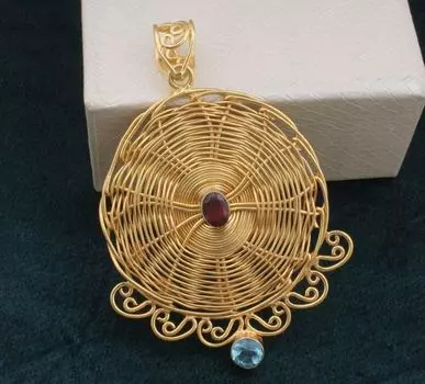 Подвеска с голубым топазом и красным гранатом, подвеска с плетеной корзиной, подвеска с позолотой 22K, подвеска с камнем, эффектная подвеска, лучший подарок