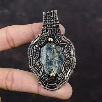 Подвеска с кианитом, кулон в медной проволоке, кулон ручной работы, ювелирные изделия из кианита, оригинальный кулон с драгоценным камнем, медная проволока, ювелирный подарок для нее