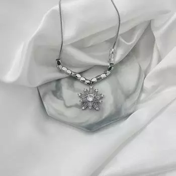 Подвеска-снежинка на ключицу