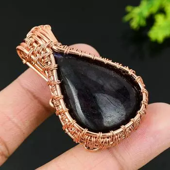 Подвеска в виде медной проволоки с натуральным фиолетовым лабрадоритом 1,97 E3J26