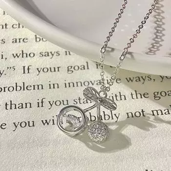 Подвеска в виде вишни с бриллиантами круглой огранки, цирконием, универсальным ожерельем, тонкой изысканной цепочкой на ключицу