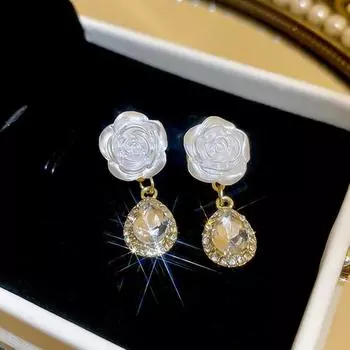 Подвески в виде белых цветов с каплями воды, женские висячие серьги, элегантные акриловые кристаллы, роскошные свадебные украшения для ушей, новинка 2025 г.