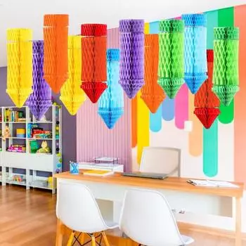 Подвесные соты из цветных карандашей. Добро пожаловать обратно в школу. Подвесные соты из цветных карандашей для первого дня в школе. Потолок в классе. красный