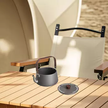 Походный чайник и горшок для кипячения воды на открытом воздухе серый