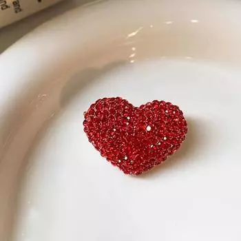 Полный бриллиантов, красные броши Love, высококачественные женские корсажные булавки, фиксированная одежда и чувство нишевого дизайна красный
