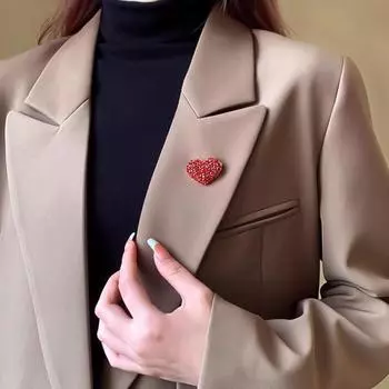 Полный бриллиантов, красные броши Love, высококачественные женские корсажные булавки, фиксированная одежда и чувство нишевого дизайна красный