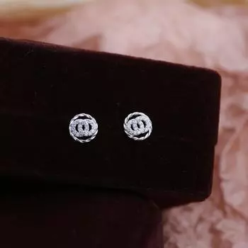 Полые круглые серьги для женщин, новые стильные маленькие ароматные серьги, простые модные универсальные серьги с бриллиантами в виде двойных кругов