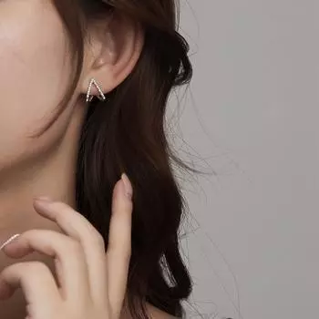 Полые серьги любви для женщин, серьги в холодном стиле, корейские маленькие и простые треугольные серьги с цирконом для женщин
